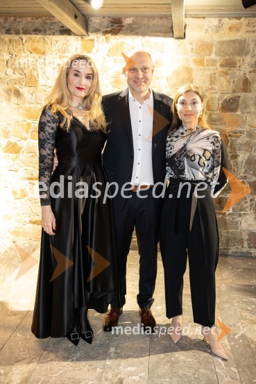  Maja Čander, kreativna direktorica in prokuristka, Kreativna baza;  Mitja Čander, direktor, Beletrina;   Alma  Čaušević Klemenčič, izvršna direktorica in prokuristka BeletrineBeletrinino spomladansko druženje