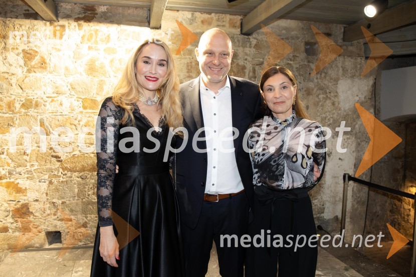  Maja Čander, kreativna direktorica in prokuristka, Kreativna baza;  Mitja Čander, direktor, Beletrina;   Alma  Čaušević Klemenčič, izvršna direktorica in prokuristka BeletrineBeletrinino spomladansko druženje