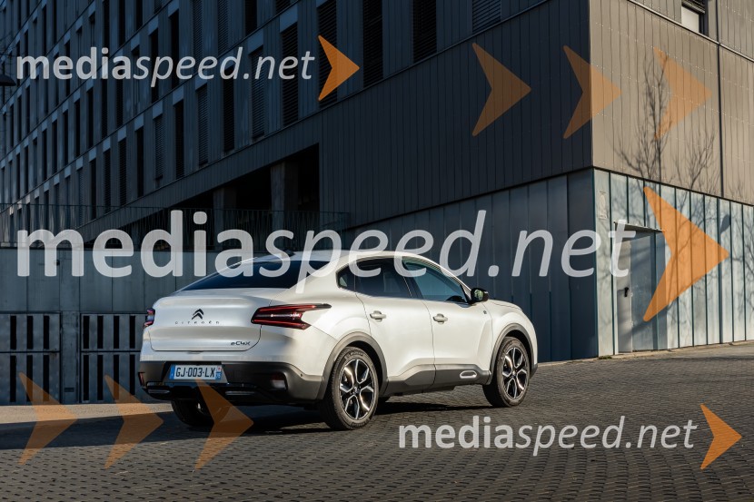 CITROËN ë-C4 in ë-C4 X bosta okrepila svojo ponudbo z novimi in zmoglivejšimi motorji
