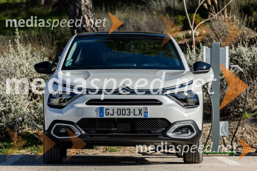 CITROËN ë-C4 in ë-C4 X bosta okrepila svojo ponudbo z novimi in zmoglivejšimi motorji