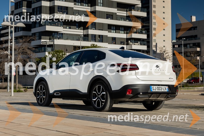 CITROËN ë-C4 in ë-C4 X bosta okrepila svojo ponudbo z novimi in zmoglivejšimi motorji