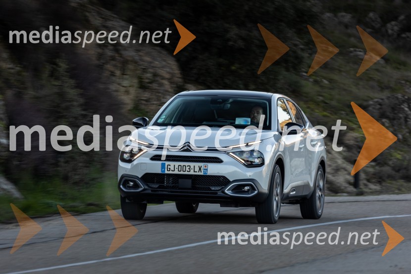 CITROËN ë-C4 in ë-C4 X bosta okrepila svojo ponudbo z novimi in zmoglivejšimi motorji