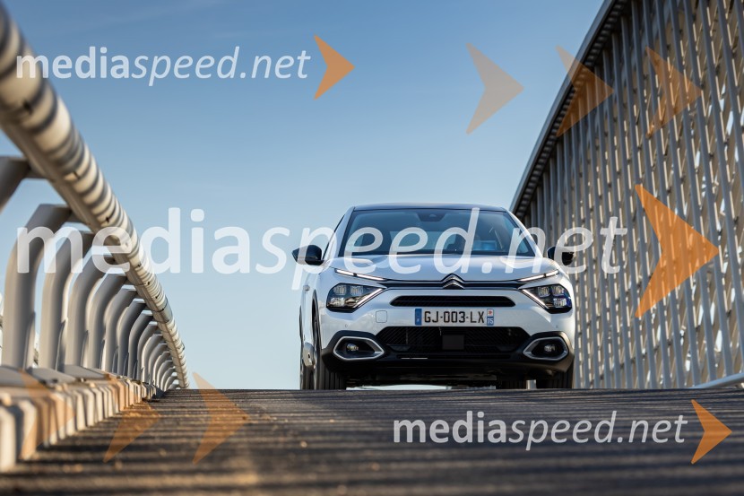 CITROËN ë-C4 in ë-C4 X bosta okrepila svojo ponudbo z novimi in zmoglivejšimi motorji