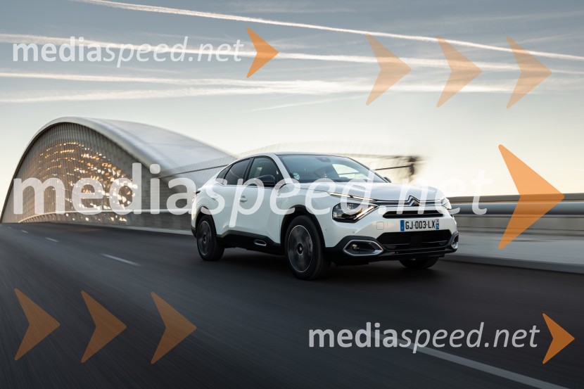 CITROËN ë-C4 in ë-C4 X bosta okrepila svojo ponudbo z novimi in zmoglivejšimi motorji