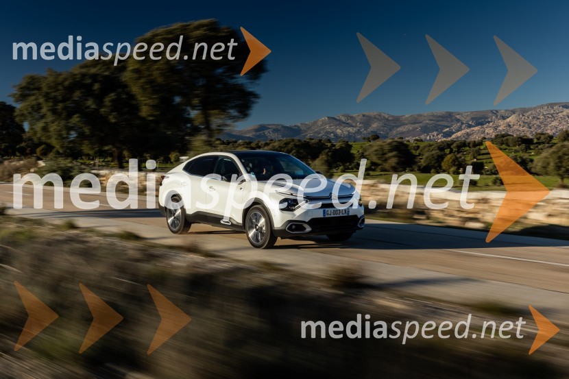 CITROËN ë-C4 in ë-C4 X bosta okrepila svojo ponudbo z novimi in zmoglivejšimi motorji