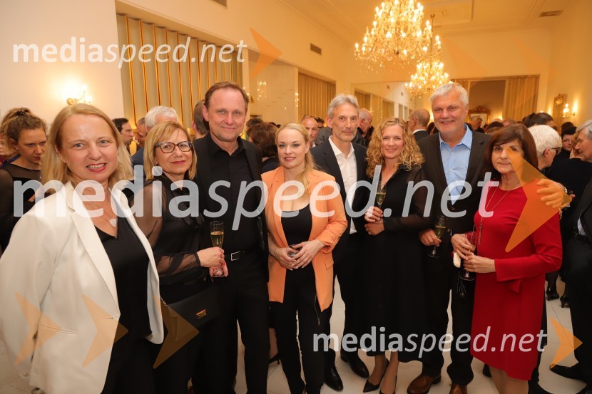  Jasmina Leskovar, SNG Maribor;  Duška Medved; dr. Samo Peter Medved,  podžupan, Mestna občina Maribor ;  Sabina  Cvilak, operna pevka;  Igor  Leskovar, Mestna občina Maribor;  Damjana Meško Kuster;  Milan Kuster, predsednik uprave Skupine Lunos;  ... Manon Lescaut s Sabino Cvilak, premiera Opere in Baleta SNG Maribor