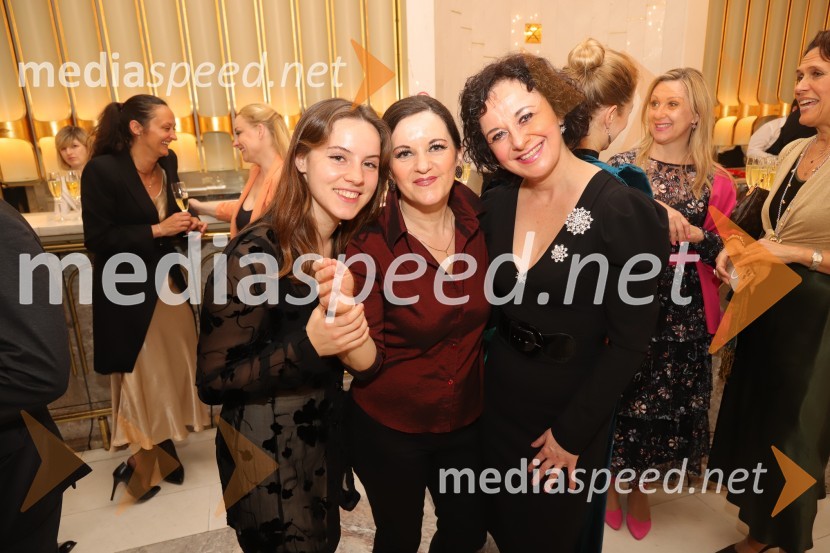  ... ;  Irena Ferk, operna pevka;  Lara Jankovič, igralkaManon Lescaut s Sabino Cvilak, premiera Opere in Baleta SNG Maribor