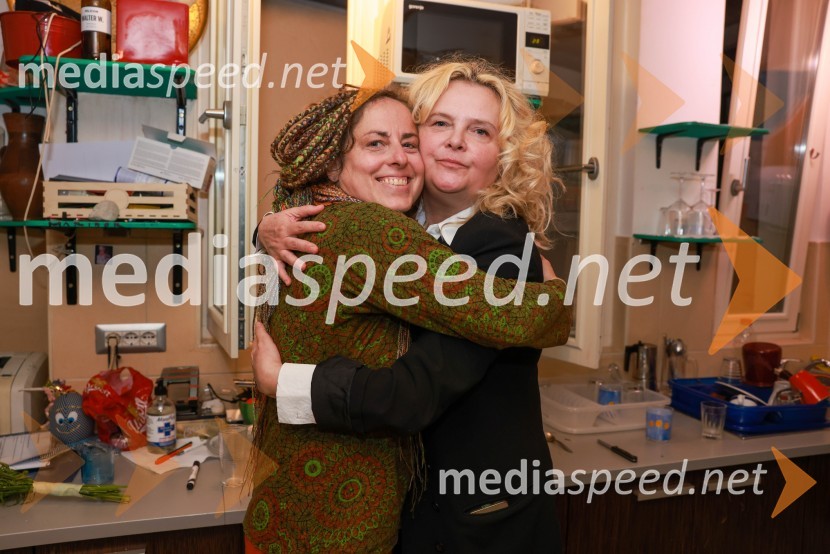  Renata Vidič, režiserka;  Katja Pegan,  direktorica in režiserka, Gledališče Koper Teatro CapodistriaNi tako slabo kot zgleda, premiera