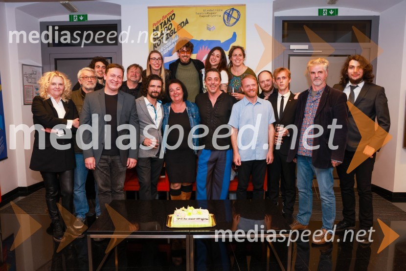  Katja Pegan,  direktorica in režiserka, Gledališče Koper Teatro Capodistria;  ... ;  Mak  Tepšić, igralec;  Luka Cimprič, igralec;  ... ;  Anja Ukovič, asistentka kostumografinje;  Blaž Popovski, igralec;  Mojca Partljič, igralka;  ... ;  Igor Štamulak, igralec;  ... ;  Renata Vidič, režiserka;  Rok  Matek, igralec;  ... ;  ... ;  Srečko Fišer, prevajalec;  Vasja BradačNi tako slabo kot zgleda, premiera