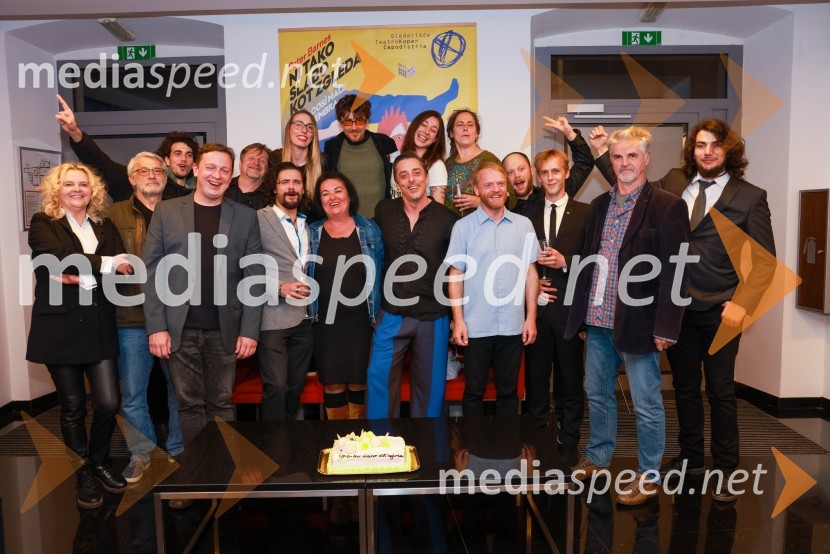  Katja Pegan,  direktorica in režiserka, Gledališče Koper Teatro Capodistria;  ... ;  Mak  Tepšić, igralec;  Luka Cimprič, igralec;  ... ;  Blaž Popovski, igralec;  Anja Ukovič, asistentka kostumografinje;  Mojca Partljič, igralka;  ... ;  Igor Štamulak, igralec;  ... ;  Renata Vidič, režiserka;  Rok  Matek, igralec;  ... ;  ... ;  Srečko Fišer, prevajalec;  Vasja BradačNi tako slabo kot zgleda, premiera