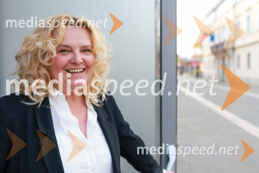  Katja Pegan,  direktorica in režiserka, Gledališče Koper Teatro CapodistriaNi tako slabo kot zgleda, premiera