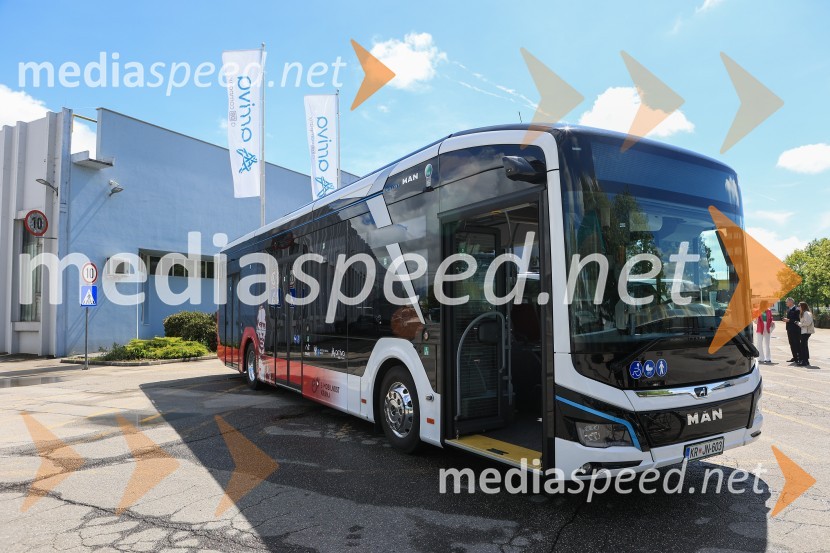 V Kranju prevzeli prve štiri avtobuse na električni pogon