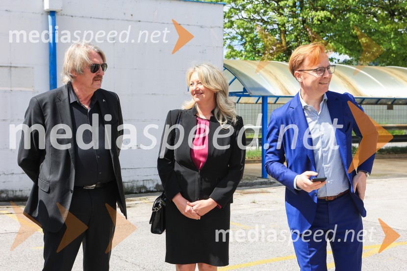  Bo Erik Stig Karlsson, direktor, Arriva;  ... ;  Iztok Štrukelj, ArrivaV Kranju prevzeli prve štiri avtobuse na električni pogon