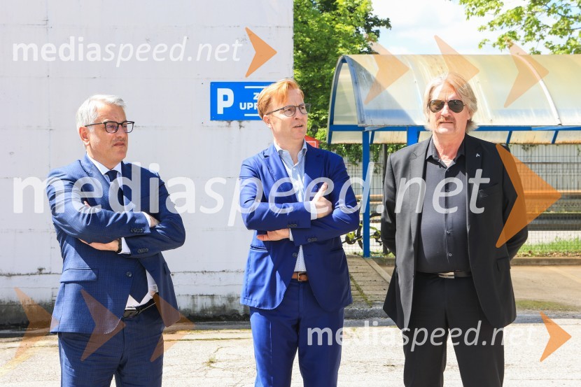  Matjaž Han, minister za gospodarski razvoj in tehnologijo;  Iztok Štrukelj, Arriva;  Bo Erik Stig Karlsson, direktor, ArrivaV Kranju prevzeli prve štiri avtobuse na električni pogon