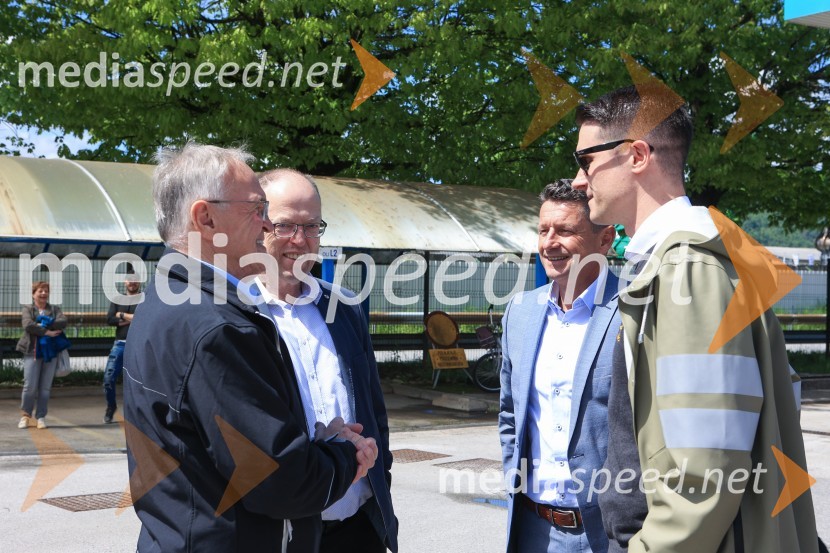  ... ;  ... ;  ... ;  Janez Černe, podžupan Mestne občine KranjV Kranju prevzeli prve štiri avtobuse na električni pogon