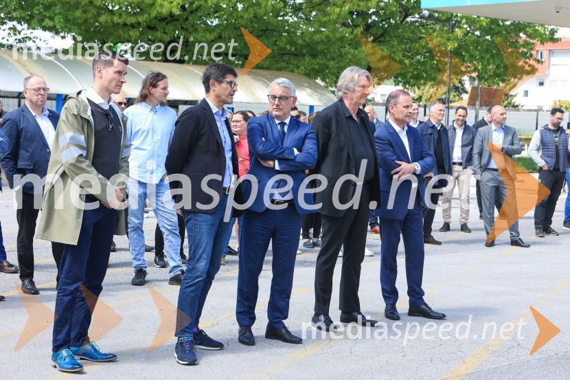  Janez Černe, podžupan Mestne občine Kranj;  Matjaž Rakovec, župan Mestne občine Kranj;  Matjaž Han, minister za gospodarski razvoj in tehnologijo;  Bo Erik Stig Karlsson, direktor, Arriva;  Jan Löwhagen, direktor, MAN Truck & Bus Slovenija, d. o. oV Kranju prevzeli prve štiri avtobuse na električni pogon