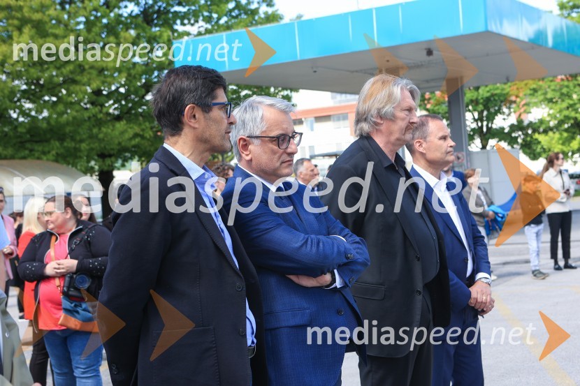  Matjaž Rakovec, župan Mestne občine Kranj;  Matjaž Han, minister za gospodarski razvoj in tehnologijo;  Bo Erik Stig Karlsson, direktor, Arriva;  Jan Löwhagen, direktor, MAN Truck & Bus Slovenija, d. o. oV Kranju prevzeli prve štiri avtobuse na električni pogon