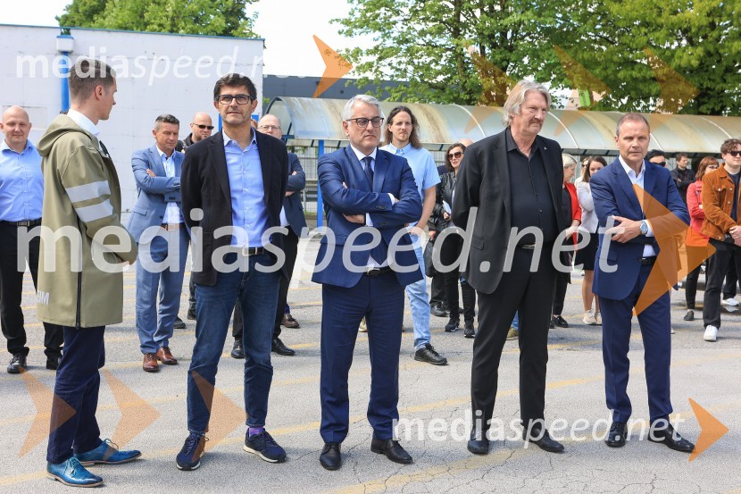  Janez Černe, podžupan Mestne občine Kranj;  Matjaž Rakovec, župan Mestne občine Kranj;  Matjaž Han, minister za gospodarski razvoj in tehnologijo;  Bo Erik Stig Karlsson, direktor, Arriva;  Jan Löwhagen, direktor, MAN Truck & Bus Slovenija, d. o. oV Kranju prevzeli prve štiri avtobuse na električni pogon