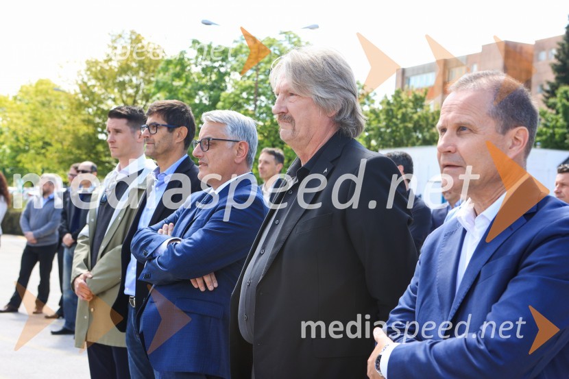  Janez Černe, podžupan Mestne občine Kranj;  Matjaž Rakovec, župan Mestne občine Kranj;  Matjaž Han, minister za gospodarski razvoj in tehnologijo;  Bo Erik Stig Karlsson, direktor, Arriva;  Jan Löwhagen, direktor, MAN Truck & Bus Slovenija, d. o. oV Kranju prevzeli prve štiri avtobuse na električni pogon