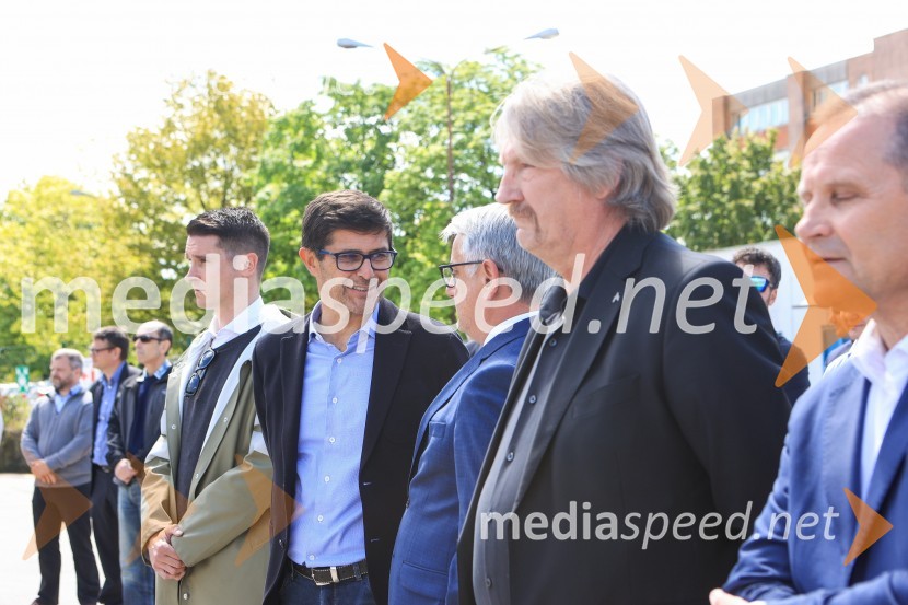  Janez Černe, podžupan Mestne občine Kranj;  Matjaž Rakovec, župan Mestne občine Kranj;  Matjaž Han, minister za gospodarski razvoj in tehnologijo;  Bo Erik Stig Karlsson, direktor, ArrivaV Kranju prevzeli prve štiri avtobuse na električni pogon