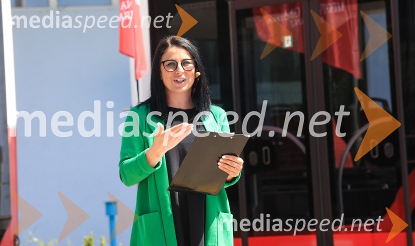  Saša Zadnik, novinarkaV Kranju prevzeli prve štiri avtobuse na električni pogon