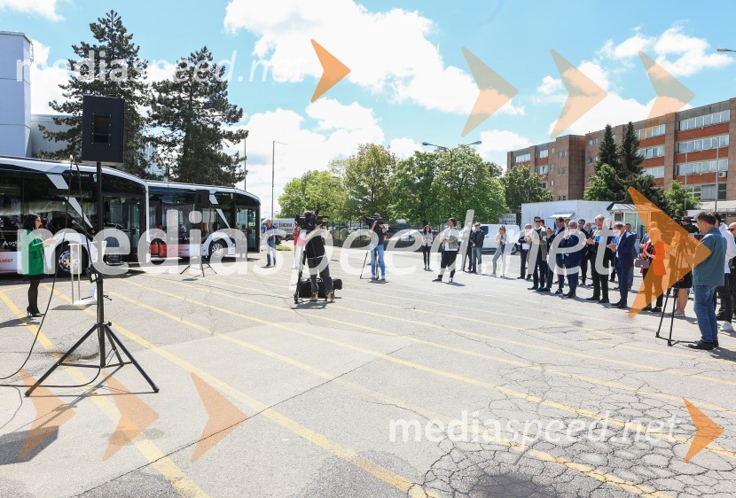 V Kranju prevzeli prve štiri avtobuse na električni pogon