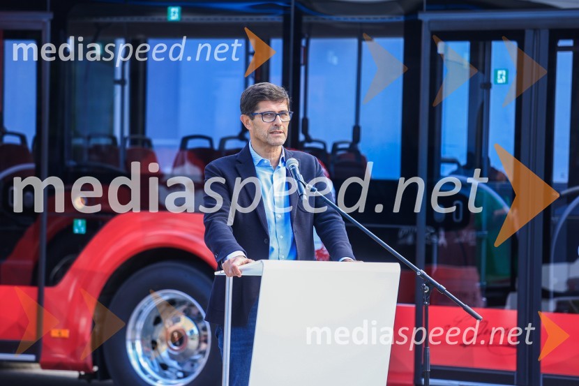  Matjaž Rakovec, župan Mestne občine KranjV Kranju prevzeli prve štiri avtobuse na električni pogon