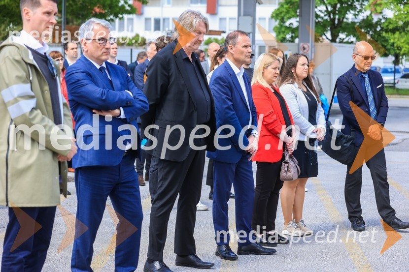  Janez Černe, podžupan Mestne občine Kranj;  Matjaž Han, minister za gospodarski razvoj in tehnologijo;  Bo Erik Stig Karlsson, direktor, Arriva;  Jan Löwhagen, direktor, MAN Truck & Bus Slovenija, d. o. o;  Sandra Gazinkovski, Poslanka Državnega zbora Republike Slovenije;  Manja Zorko, podžupanja, Mestna občina Kranj;  ... V Kranju prevzeli prve štiri avtobuse na električni pogon