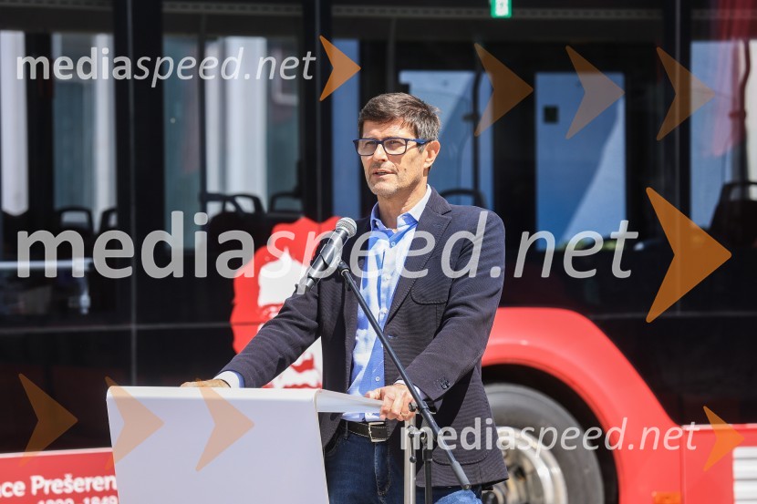  Matjaž Rakovec, župan Mestne občine KranjV Kranju prevzeli prve štiri avtobuse na električni pogon