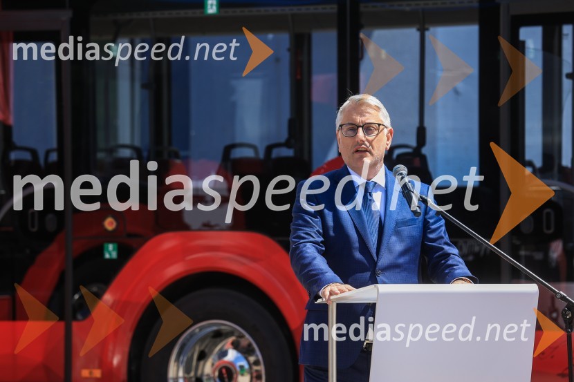  Matjaž Han, minister za gospodarski razvoj in tehnologijoV Kranju prevzeli prve štiri avtobuse na električni pogon