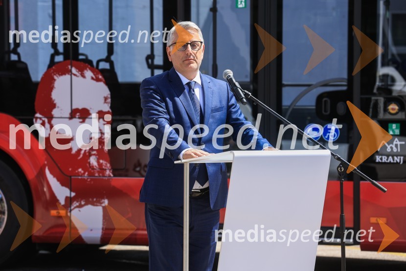  Matjaž Han, minister za gospodarski razvoj in tehnologijoV Kranju prevzeli prve štiri avtobuse na električni pogon