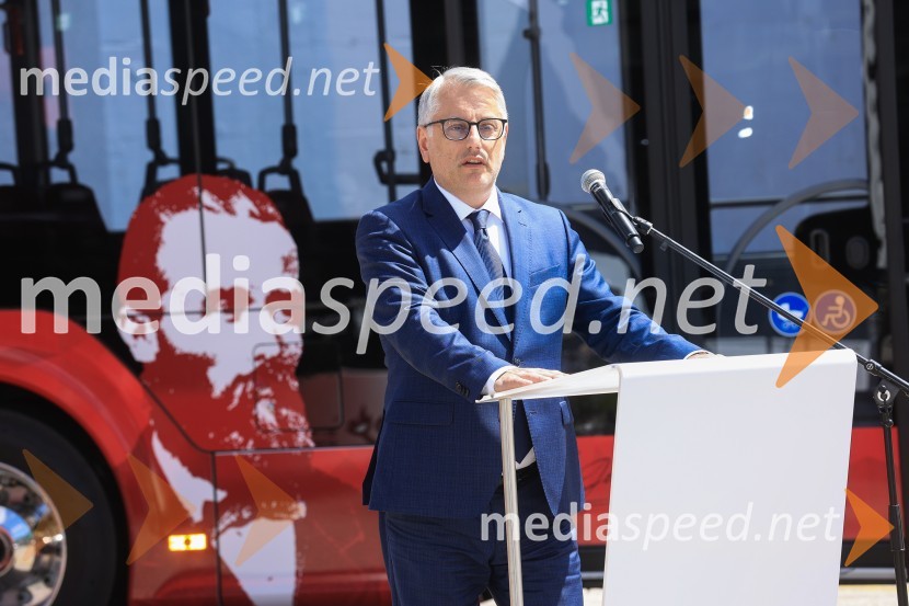  Matjaž Han, minister za gospodarski razvoj in tehnologijoV Kranju prevzeli prve štiri avtobuse na električni pogon