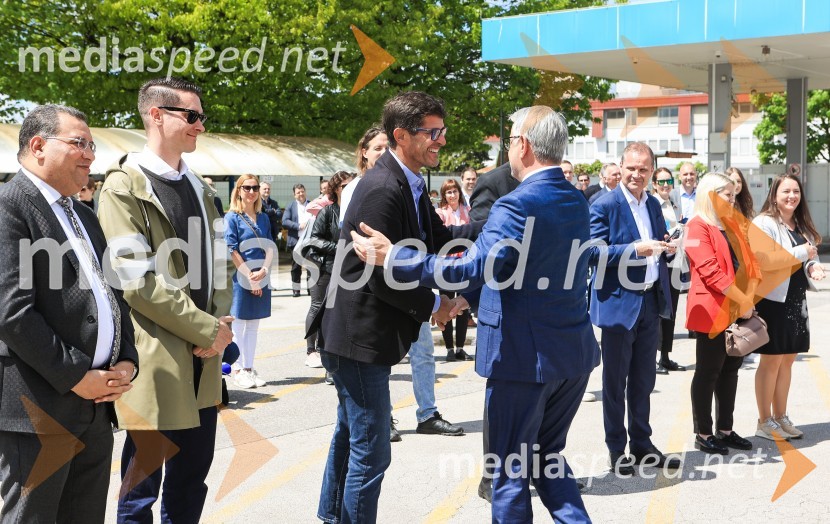  Matjaž Rakovec, župan Mestne občine Kranj;  Matjaž Han, minister za gospodarski razvoj in tehnologijoV Kranju prevzeli prve štiri avtobuse na električni pogon