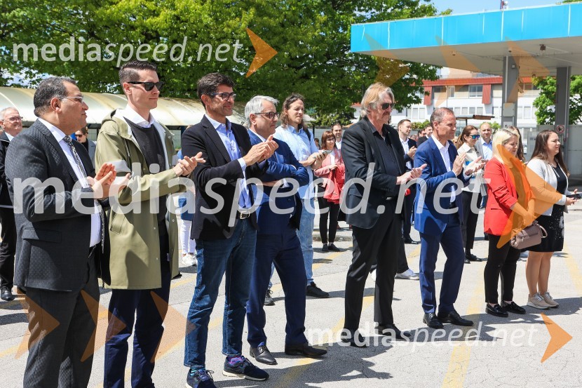  ... ;  Janez Černe, podžupan Mestne občine Kranj;  Matjaž Rakovec, župan Mestne občine Kranj;  Matjaž Han, minister za gospodarski razvoj in tehnologijo;  Bo Erik Stig Karlsson, direktor, Arriva;  Jan Löwhagen, direktor, MAN Truck & Bus Slovenija, d. o. o;  Sandra Gazinkovski, Poslanka Državnega zbora Republike Slovenije;  Manja Zorko, podžupanja, Mestna občina KranjV Kranju prevzeli prve štiri avtobuse na električni pogon