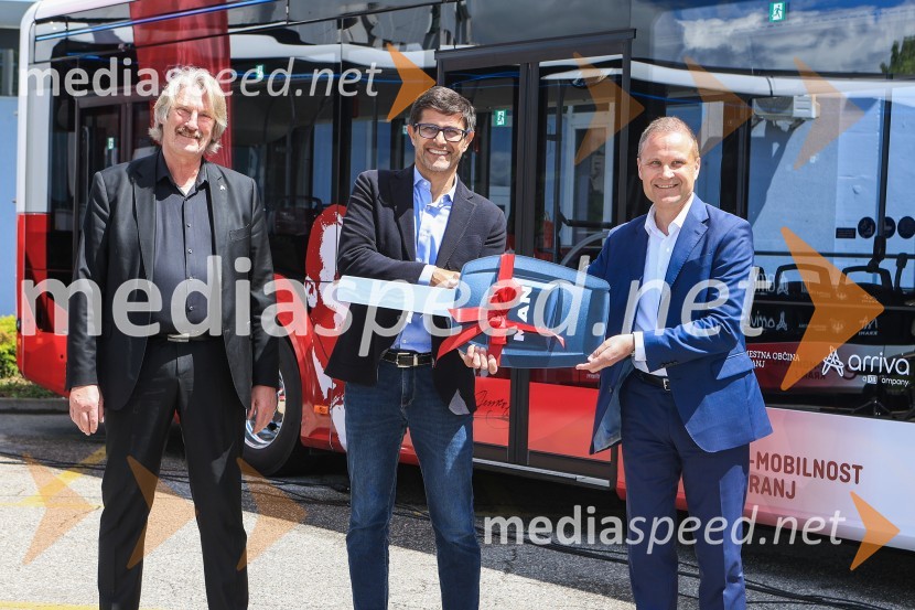  Bo Erik Stig Karlsson, direktor, Arriva;  Matjaž Rakovec, župan Mestne občine Kranj;  Jan Löwhagen, direktor, MAN Truck & Bus Slovenija, d. o. oV Kranju prevzeli prve štiri avtobuse na električni pogon