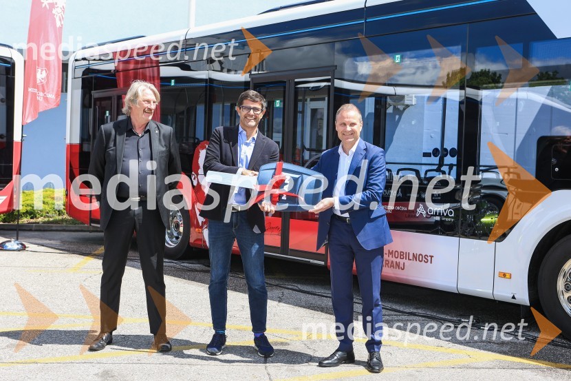  Bo Erik Stig Karlsson, direktor, Arriva;  Matjaž Rakovec, župan Mestne občine Kranj;  Jan Löwhagen, direktor, MAN Truck & Bus Slovenija, d. o. oV Kranju prevzeli prve štiri avtobuse na električni pogon