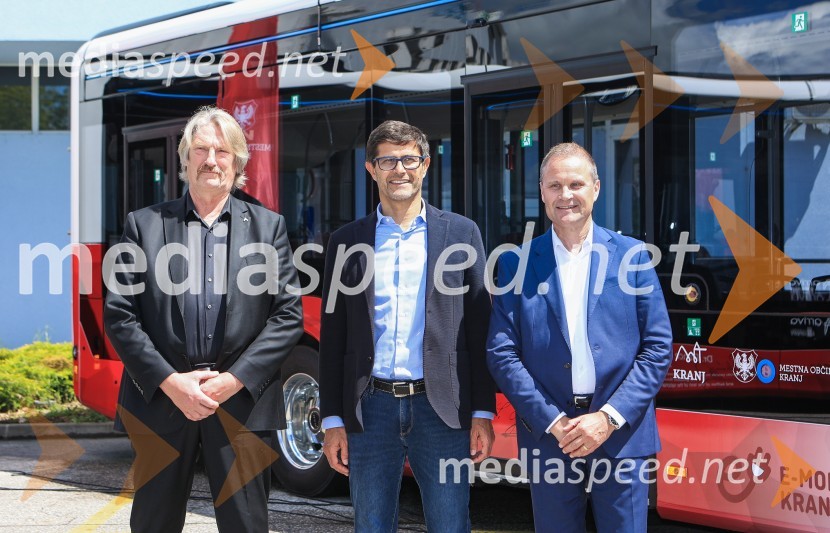  Bo Erik Stig Karlsson, direktor, Arriva;  Matjaž Rakovec, župan Mestne občine Kranj;  Jan Löwhagen, direktor, MAN Truck & Bus Slovenija, d. o. oV Kranju prevzeli prve štiri avtobuse na električni pogon