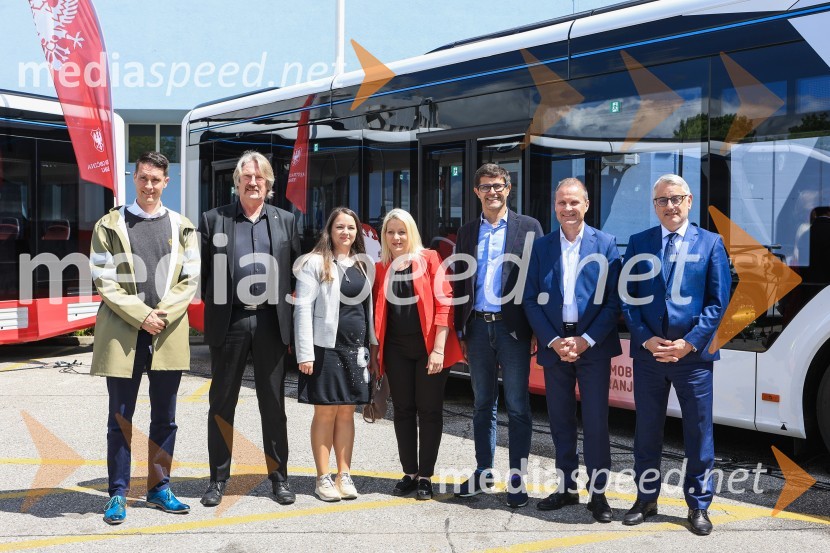  Janez Černe, podžupan Mestne občine Kranj;  Bo Erik Stig Karlsson, direktor, Arriva;  Manja Zorko, podžupanja, Mestna občina Kranj;  Sandra Gazinkovski, Poslanka Državnega zbora Republike Slovenije;  Matjaž Rakovec, župan Mestne občine Kranj;  Jan Löwhagen, direktor, MAN Truck & Bus Slovenija, d. o. o;  Matjaž Han, minister za gospodarski razvoj in tehnologijoV Kranju prevzeli prve štiri avtobuse na električni pogon