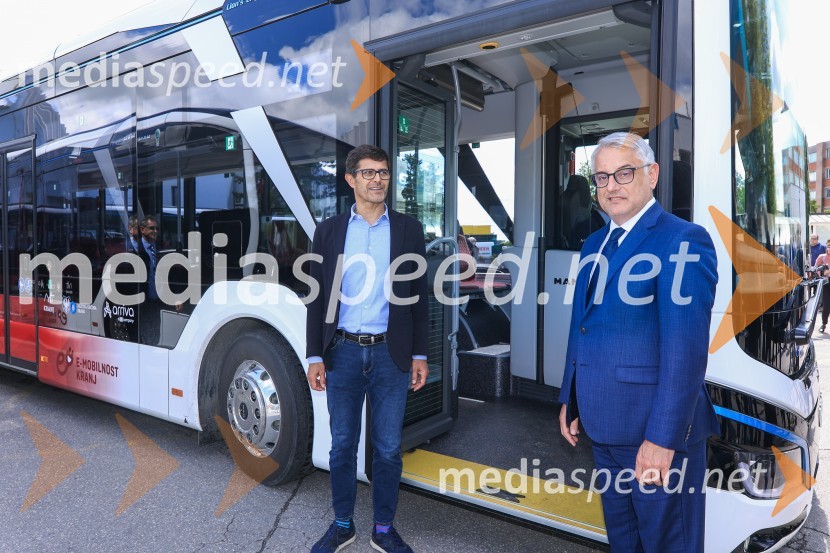  Matjaž Rakovec, župan Mestne občine Kranj;  Matjaž Han, minister za gospodarski razvoj in tehnologijoV Kranju prevzeli prve štiri avtobuse na električni pogon
