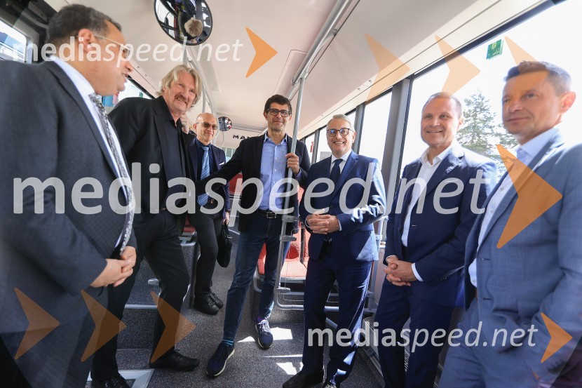  ... ;  Bo Erik Stig Karlsson, direktor, Arriva;  ... ;  Matjaž Rakovec, župan Mestne občine Kranj;  Matjaž Han, minister za gospodarski razvoj in tehnologijo;  Jan Löwhagen, direktor, MAN Truck & Bus Slovenija, d. o. o;  ... V Kranju prevzeli prve štiri avtobuse na električni pogon
