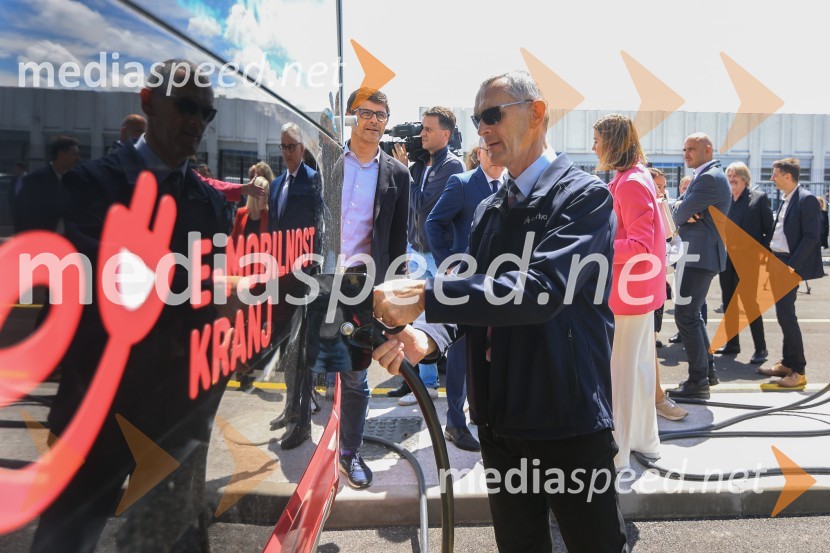 V Kranju prevzeli prve štiri avtobuse na električni pogon