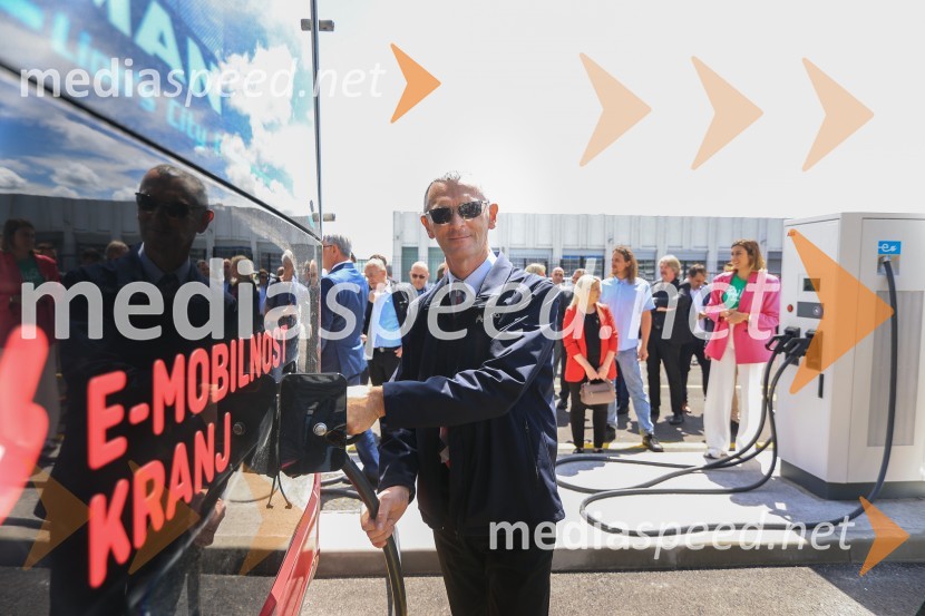 V Kranju prevzeli prve štiri avtobuse na električni pogon