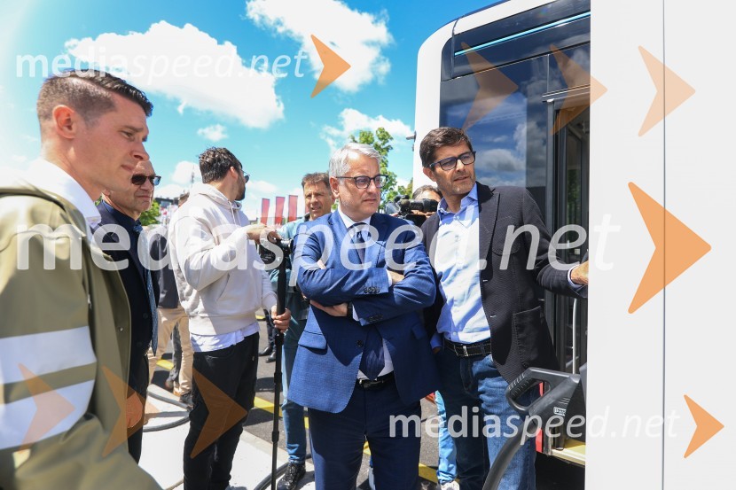  Janez Černe, podžupan Mestne občine Kranj;  ... ;  Matjaž Han, minister za gospodarski razvoj in tehnologijo;  Matjaž Rakovec, župan Mestne občine KranjV Kranju prevzeli prve štiri avtobuse na električni pogon