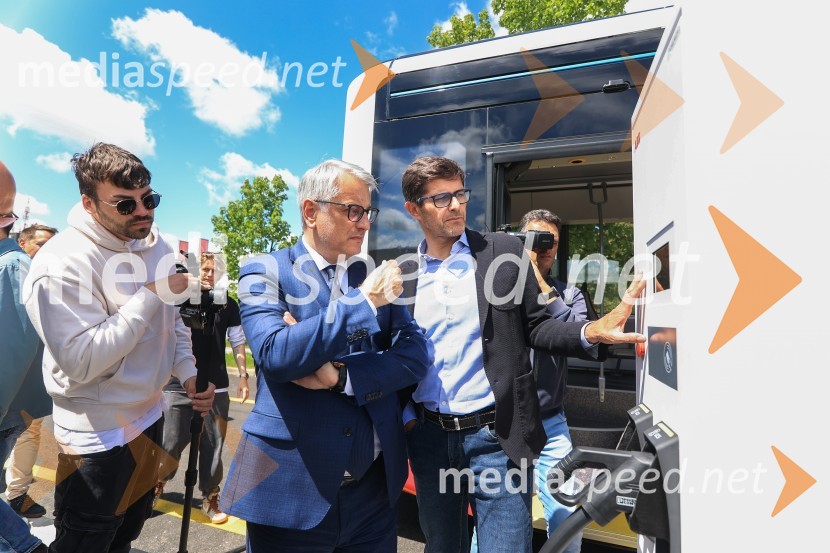  ... ;  Matjaž Han, minister za gospodarski razvoj in tehnologijo;  Matjaž Rakovec, župan Mestne občine KranjV Kranju prevzeli prve štiri avtobuse na električni pogon