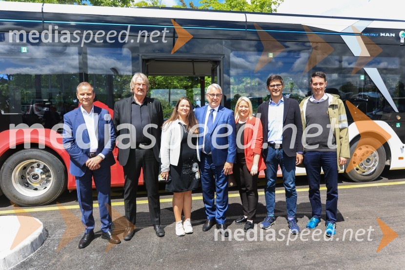  Jan Löwhagen, direktor, MAN Truck & Bus Slovenija, d. o. o;  Bo Erik Stig Karlsson, direktor, Arriva;  Manja Zorko, podžupanja, Mestna občina Kranj;  Matjaž Han, minister za gospodarski razvoj in tehnologijo;  Sandra Gazinkovski, Poslanka Državnega zbora Republike Slovenije;  Matjaž Rakovec, župan Mestne občine Kranj;  Janez Černe, podžupan Mestne občine KranjV Kranju prevzeli prve štiri avtobuse na električni pogon