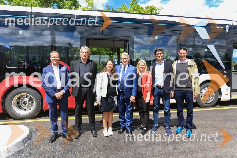 Jan Löwhagen, direktor, MAN Truck & Bus Slovenija, d. o. o;  Bo Erik Stig Karlsson, direktor, Arriva;  Manja Zorko, podžupanja, Mestna občina Kranj;  Matjaž Han, minister za gospodarski razvoj in tehnologijo;  Sandra Gazinkovski, Poslanka Državnega zbora Republike Slovenije;  Matjaž Rakovec, župan Mestne občine Kranj;  Janez Černe, podžupan Mestne občine KranjV Kranju prevzeli prve štiri avtobuse na električni pogon