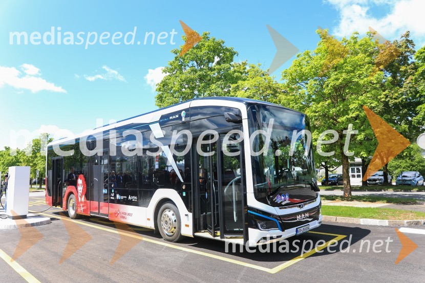 V Kranju prevzeli prve štiri avtobuse na električni pogon