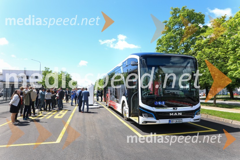 V Kranju prevzeli prve štiri avtobuse na električni pogon