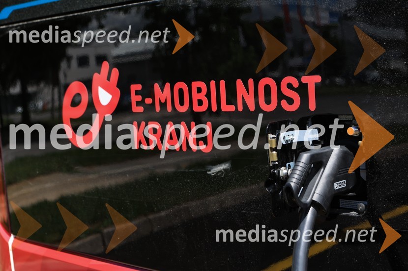 V Kranju prevzeli prve štiri avtobuse na električni pogon