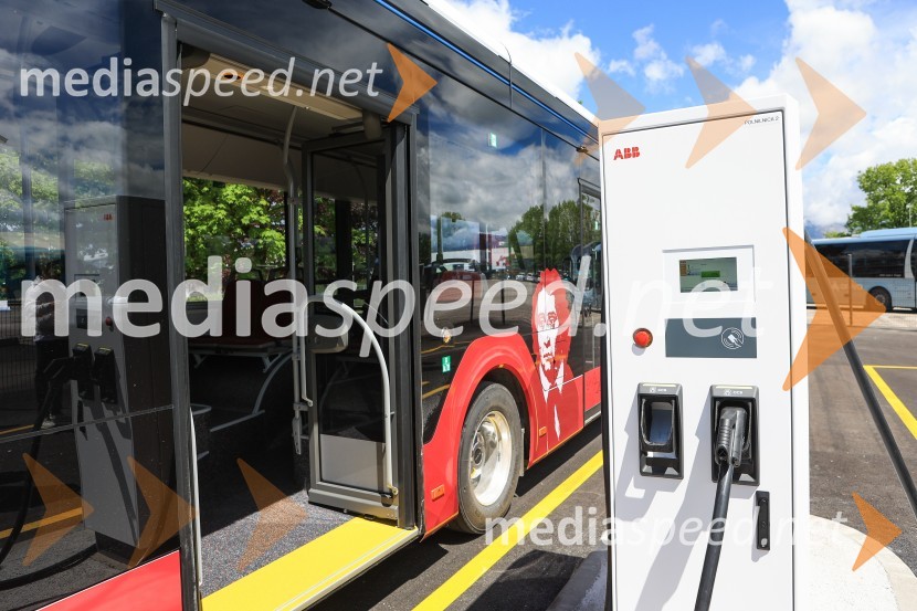 V Kranju prevzeli prve štiri avtobuse na električni pogon